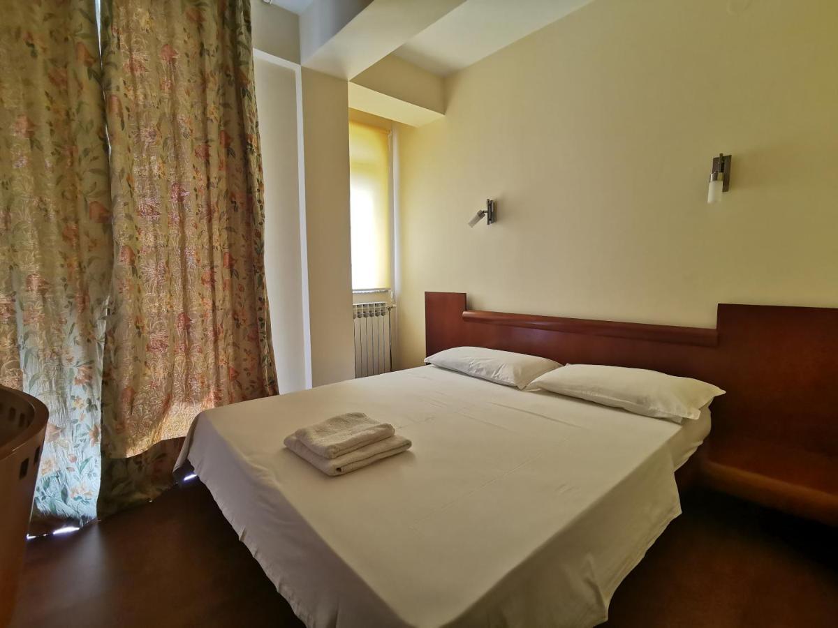 Hotel Athos Modrica Bagian luar foto